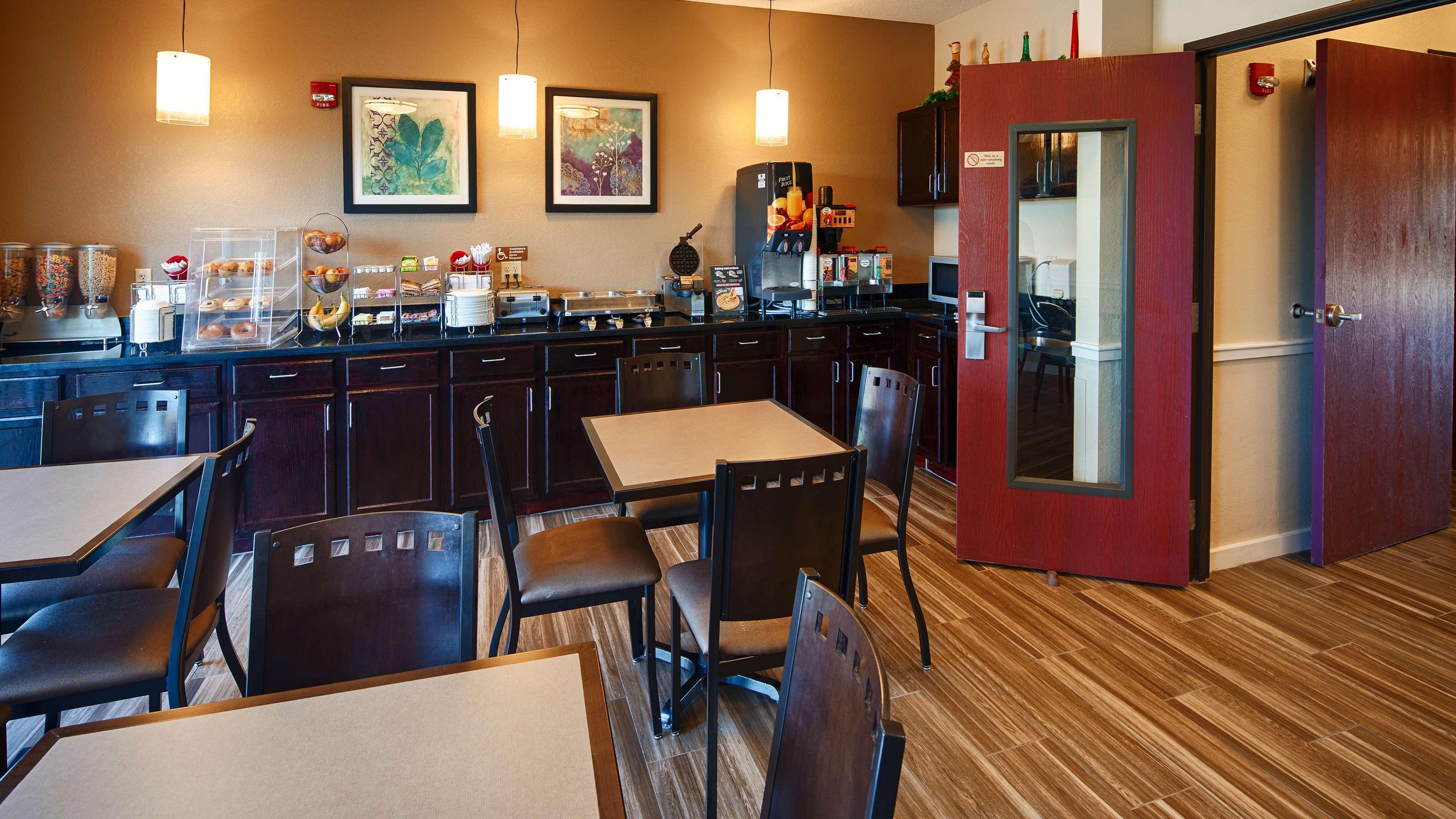 Best Western Governors Inn And Suites Уичита Екстериор снимка